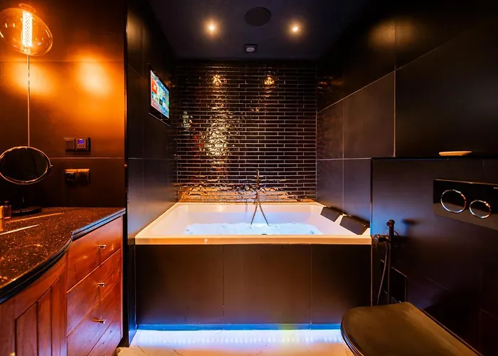 Ans Hanza Tower With Private Jacuzzi - Swimming Pool, Sauna, Jacuzzi, Viewing Terrace